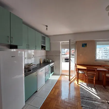 Two-bedroom With Parking Appartement *