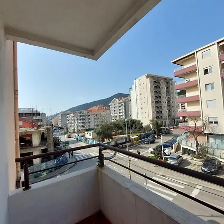 Two-bedroom With Parking Appartement *